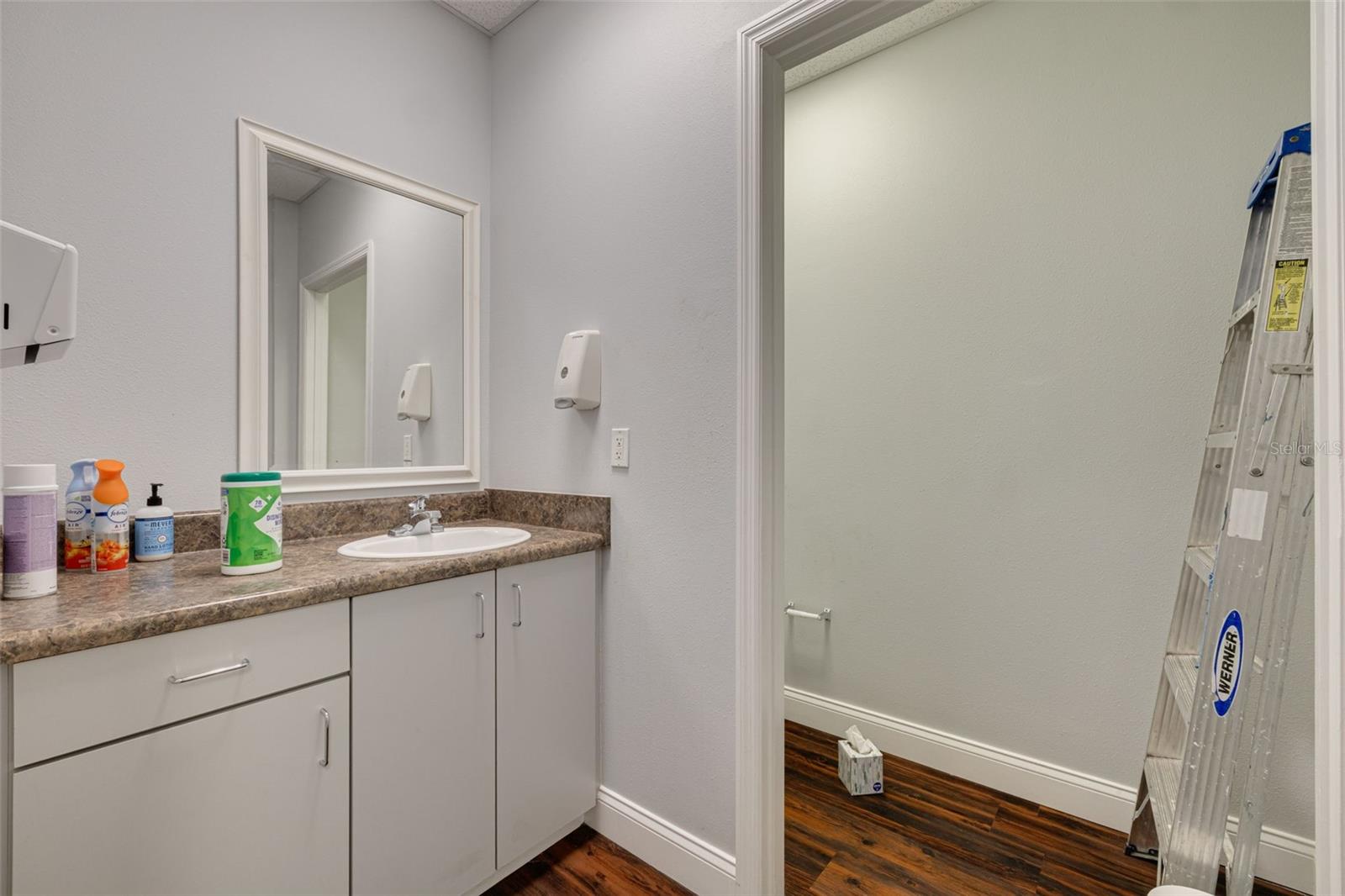 HAMMERHEAD COMM SUB - Commercial Lease