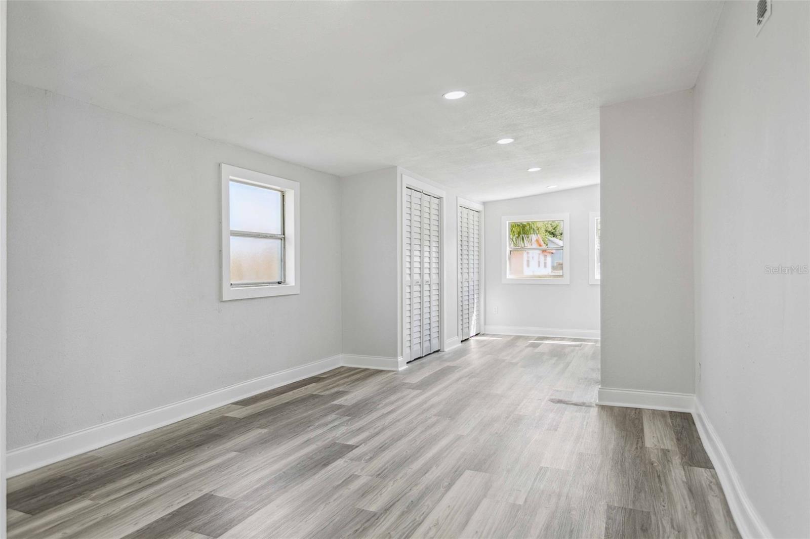 SOUTH SHADOW LAWN - Residential