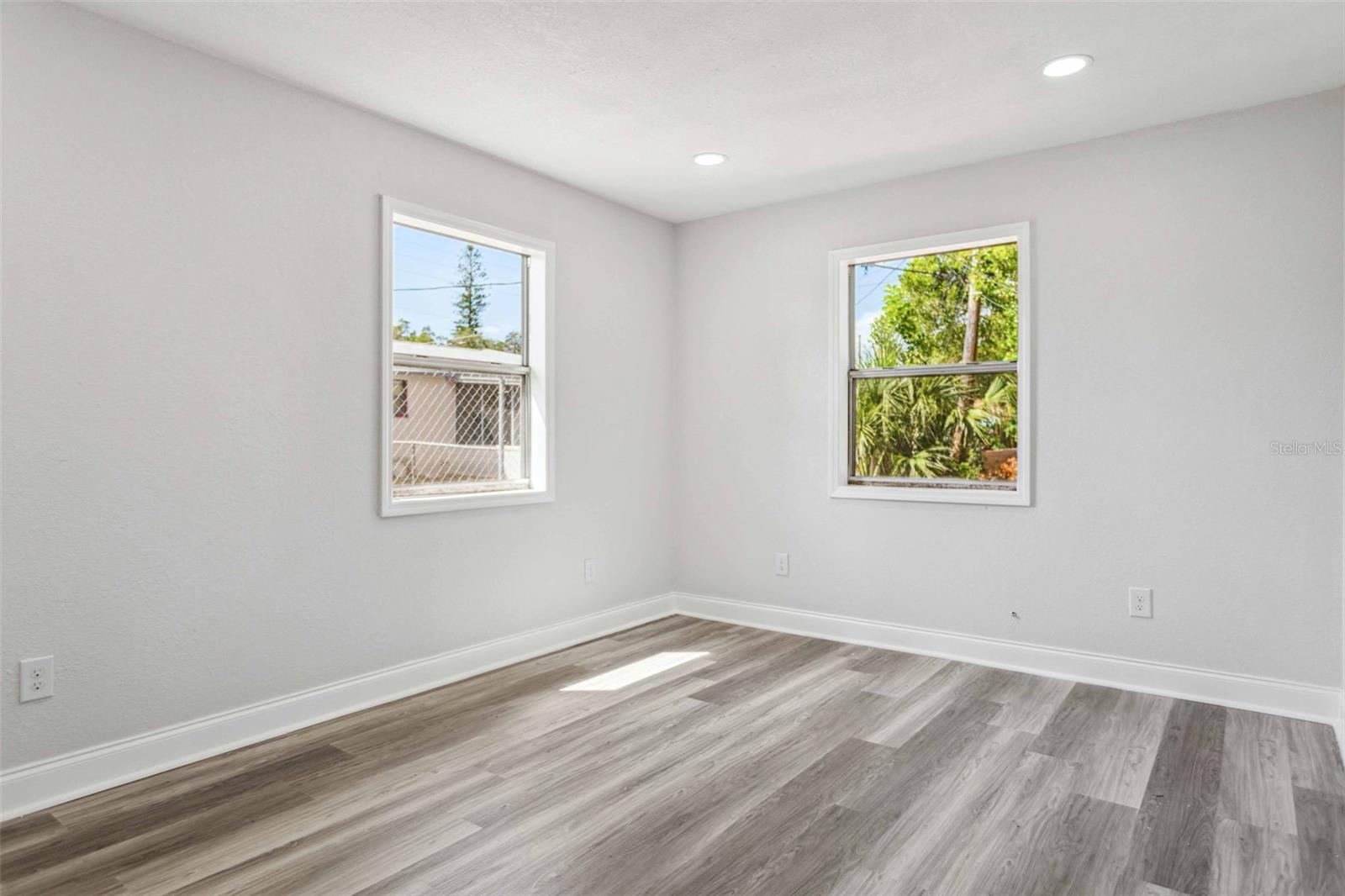 SOUTH SHADOW LAWN - Residential