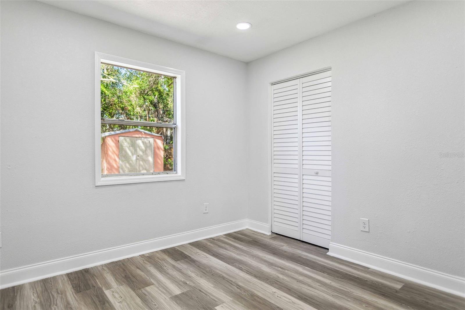 SOUTH SHADOW LAWN - Residential