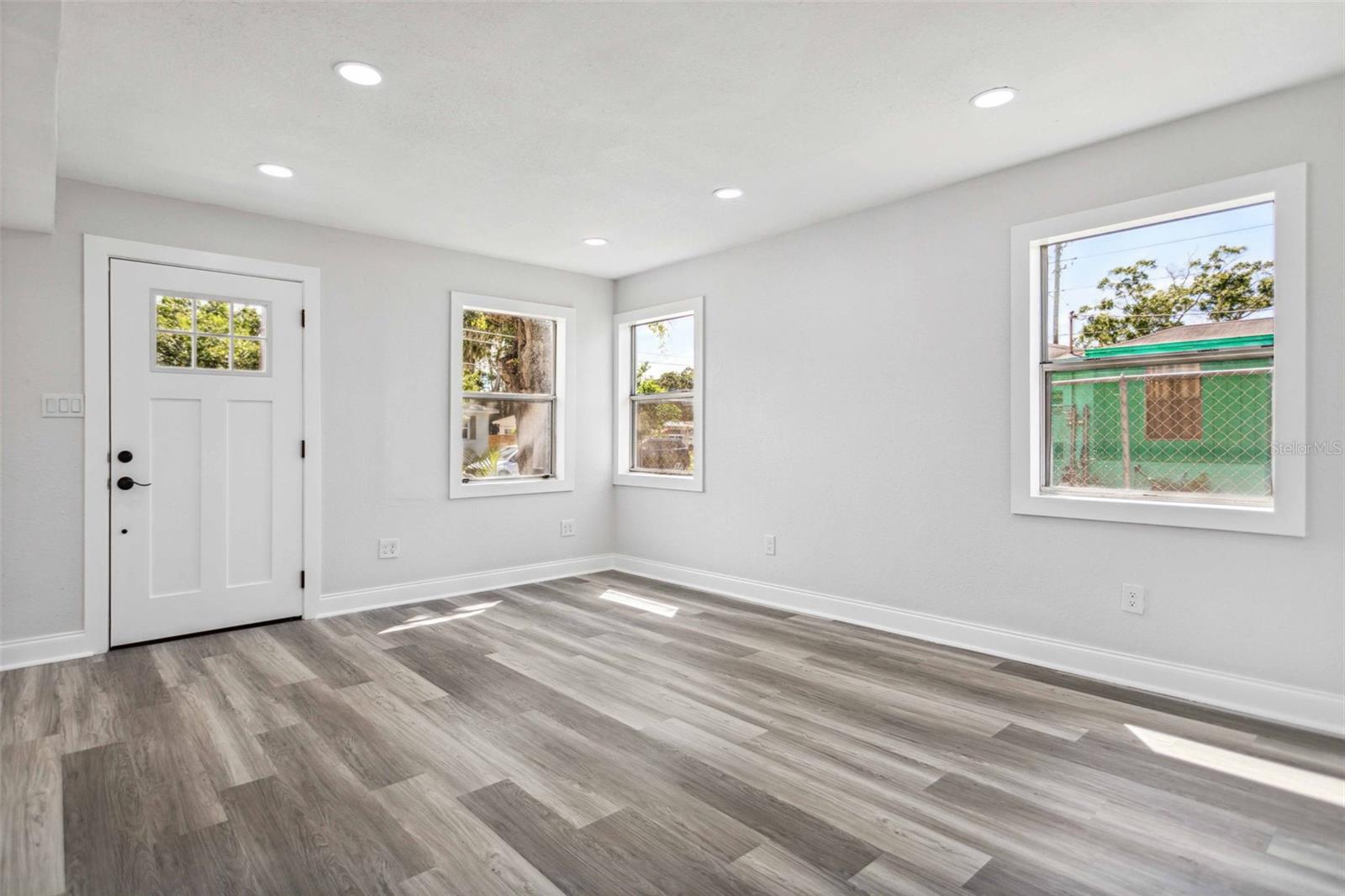 SOUTH SHADOW LAWN - Residential