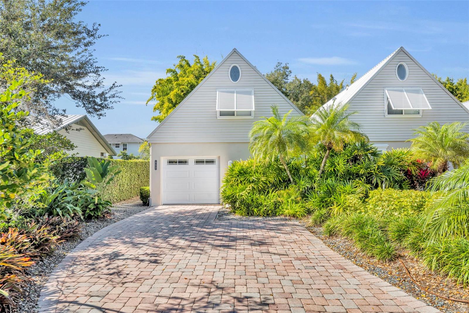 831/833 HUNTINGTON COURT