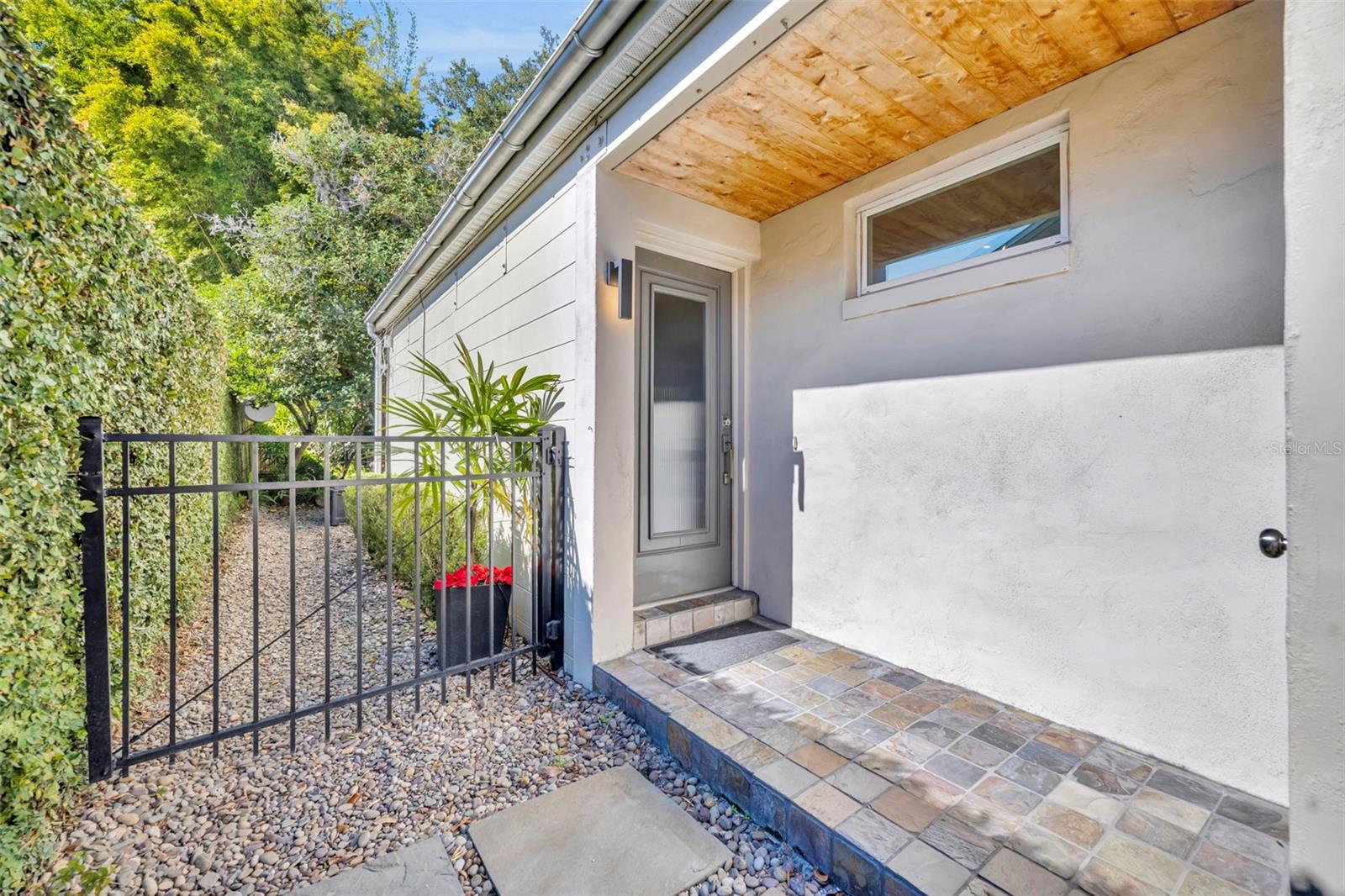 831/833 HUNTINGTON COURT