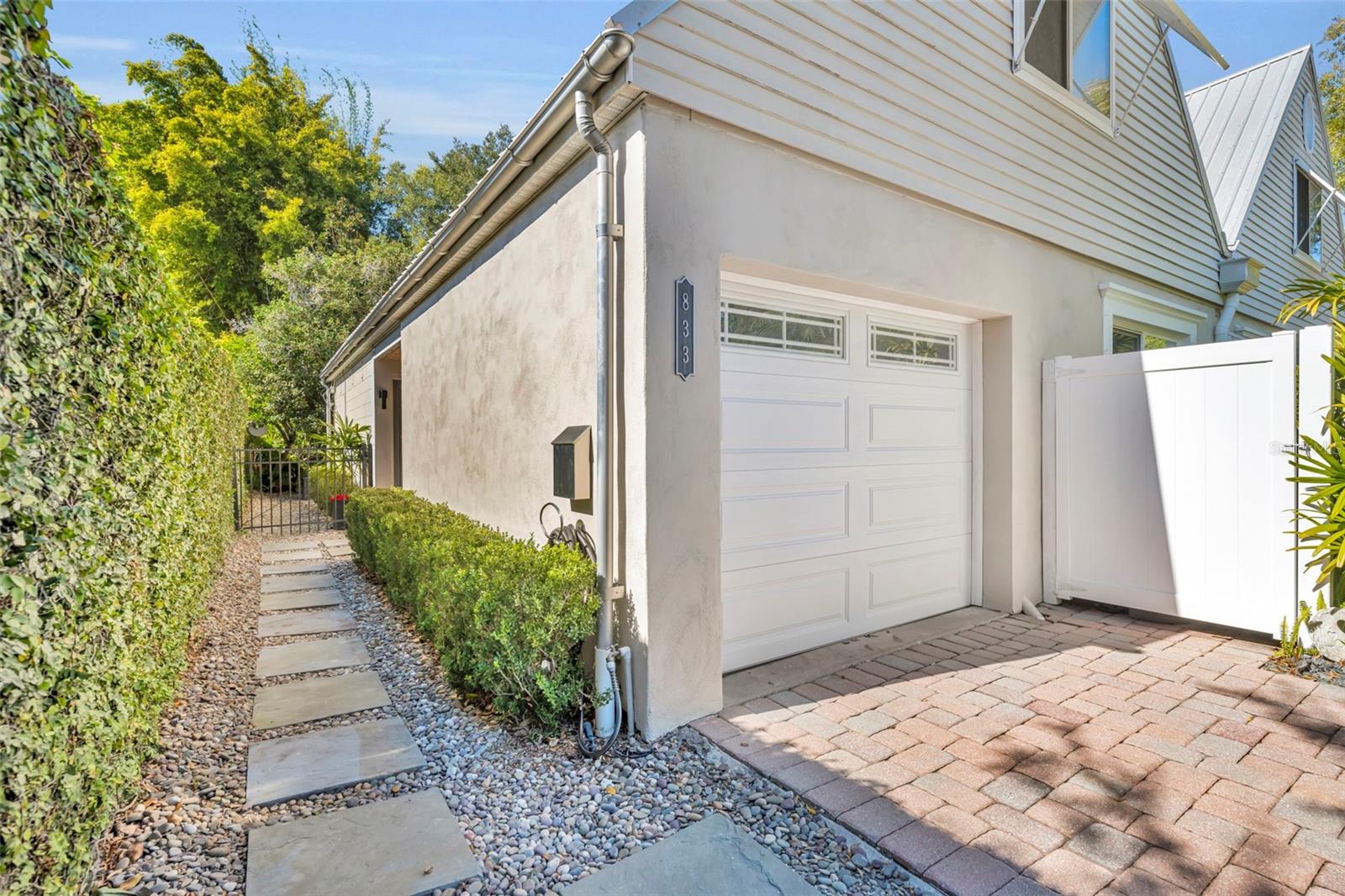 831/833 HUNTINGTON COURT