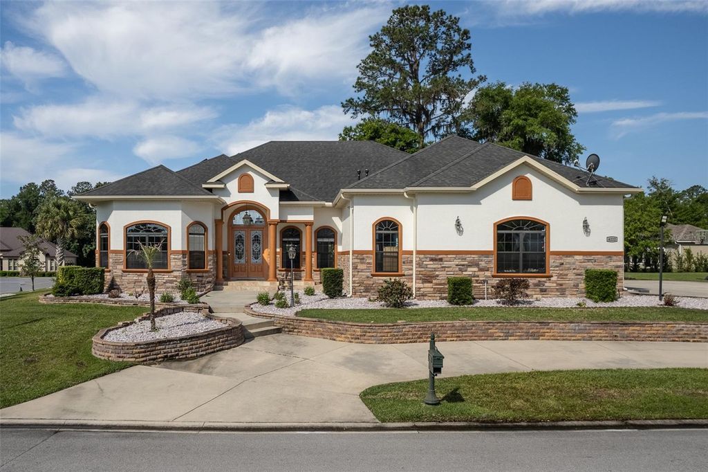 Photo of 4222 SE 9th Avenue, Ocala, FL 34480 (MLS # OM723022)