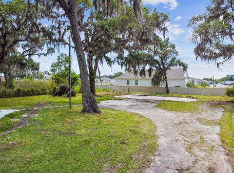 A home in LAKELAND