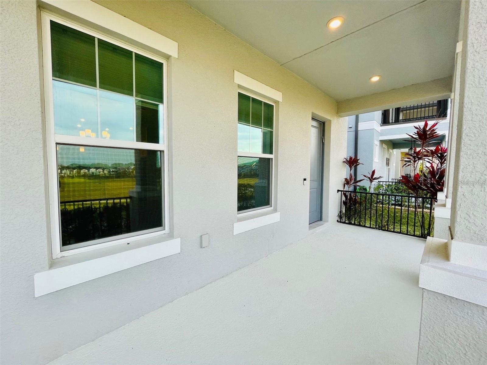 1775 WHITE FEATHER LOOP