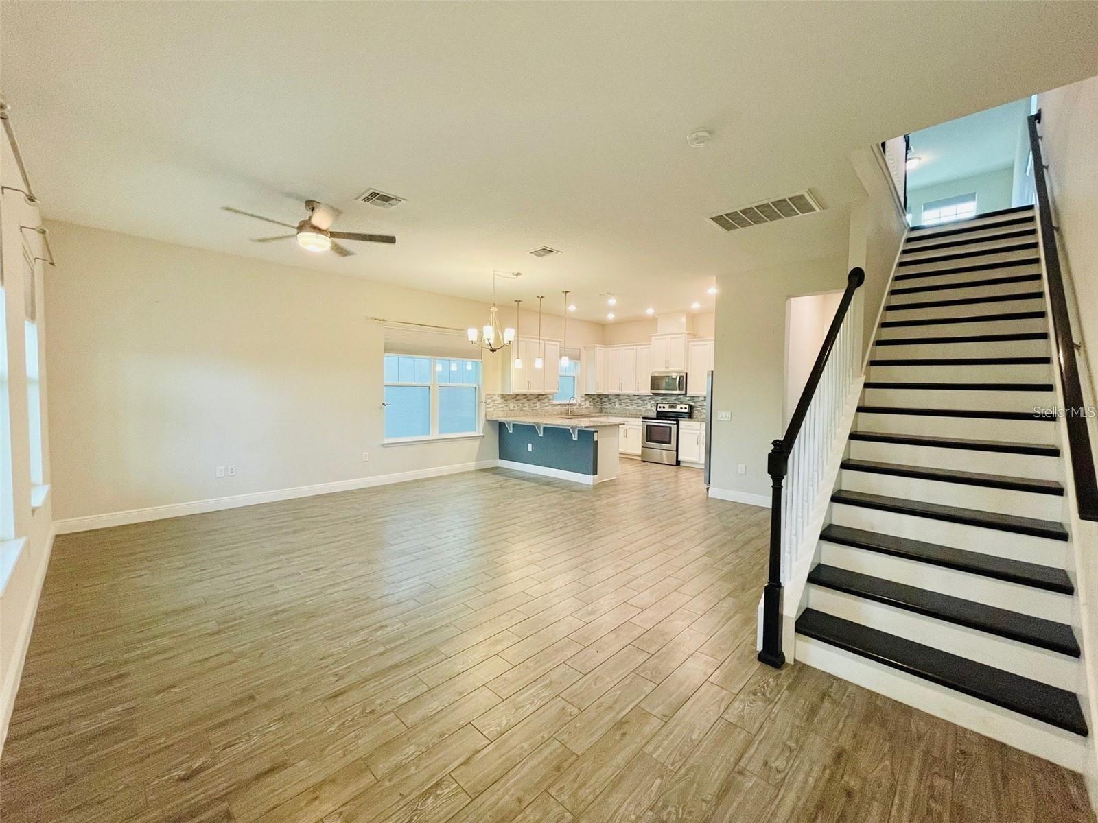 1775 WHITE FEATHER LOOP