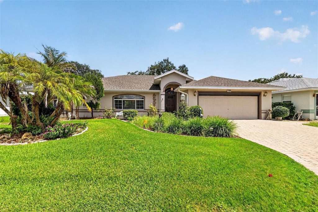 Photo of 21526 King Henry Avenue, Leesburg, FL 34748 (MLS # G5117191)