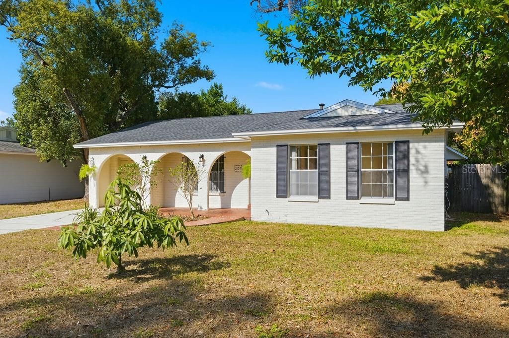 Photo of 2105 W Barclay Road, Tampa, FL 33612 (MLS # A4672472)