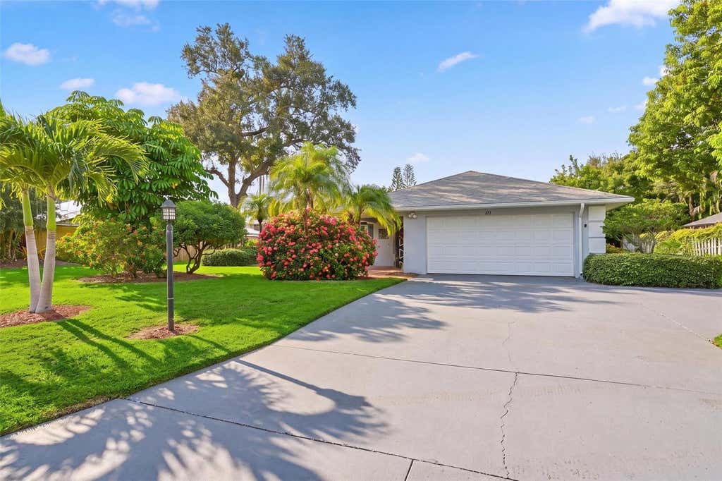 Photo of 811 Alderwood Way, Sarasota, FL 34243 (MLS # A4702215)