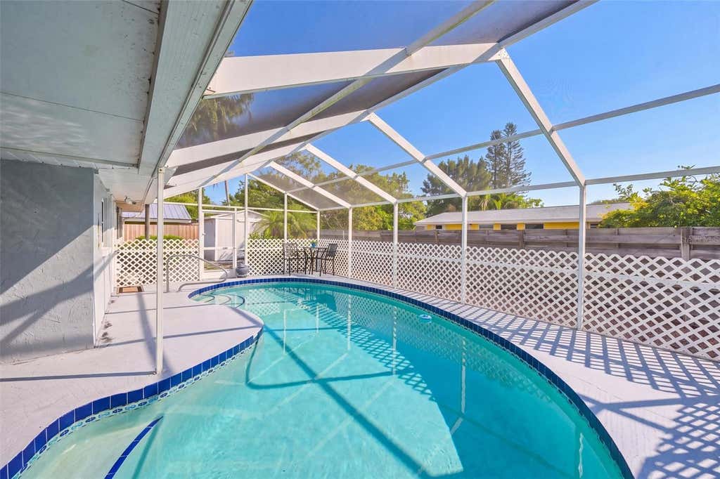 Photo of 811 Alderwood Way, Sarasota, FL 34243 (MLS # A4702215)