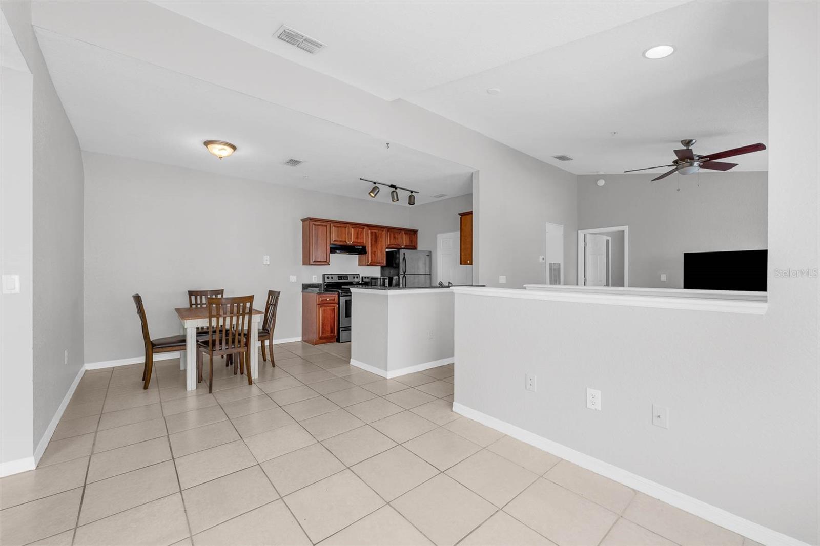 CRESCENT PLACE AT LAKE LOTUS CONDO - Residential