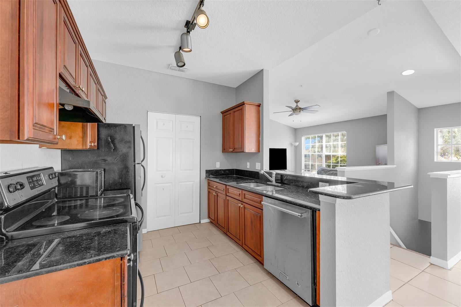 CRESCENT PLACE AT LAKE LOTUS CONDO - Residential