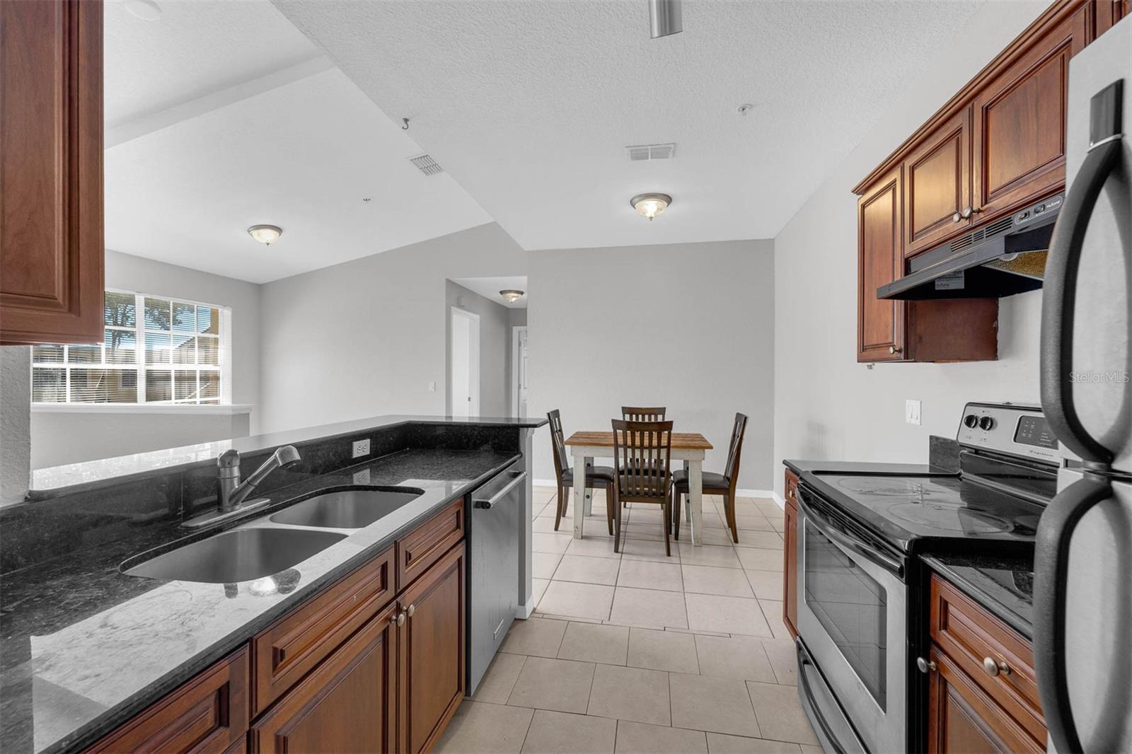 CRESCENT PLACE AT LAKE LOTUS CONDO - Residential