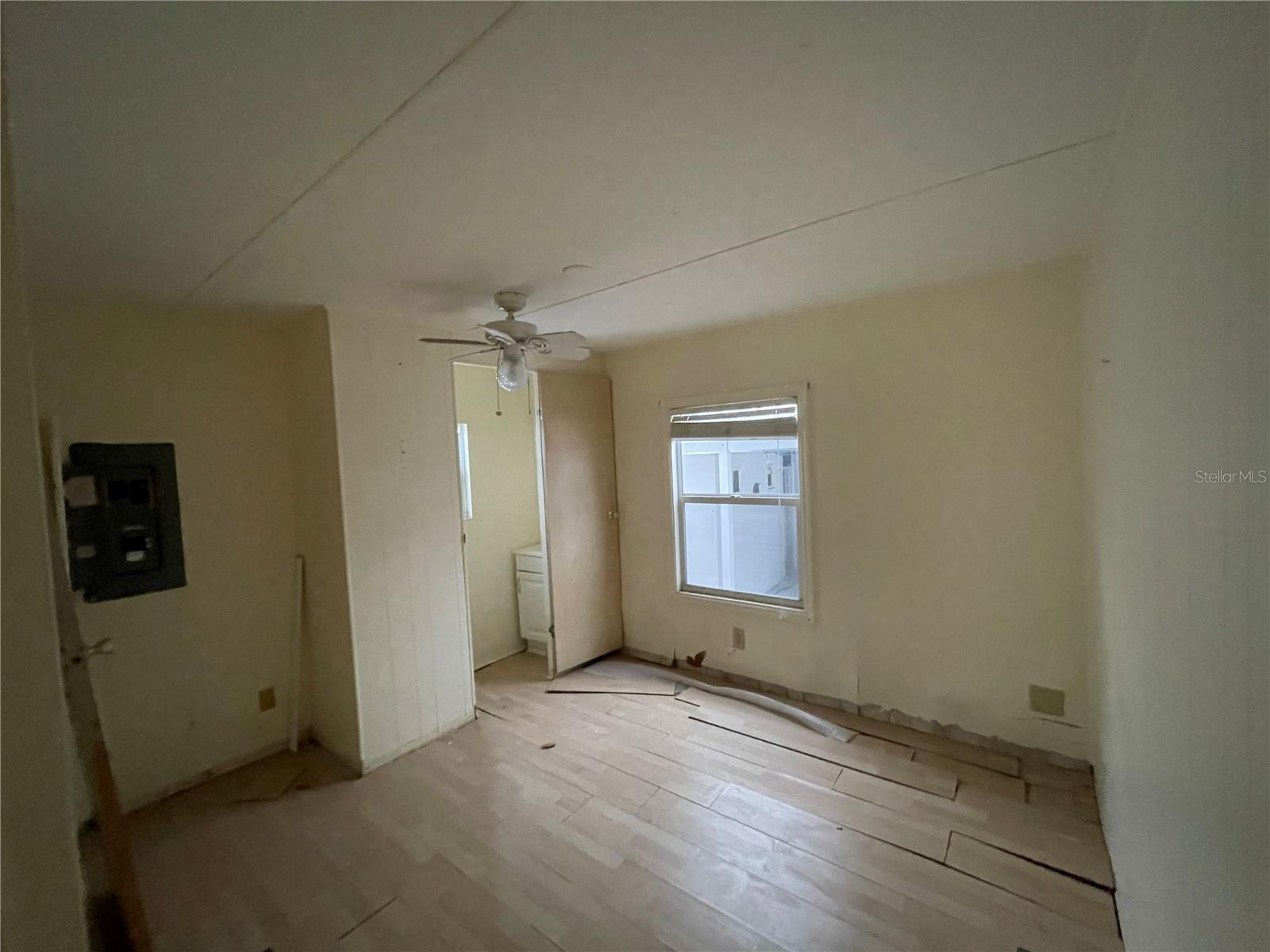 TWIN SHORES MOBILE HOME - Residential