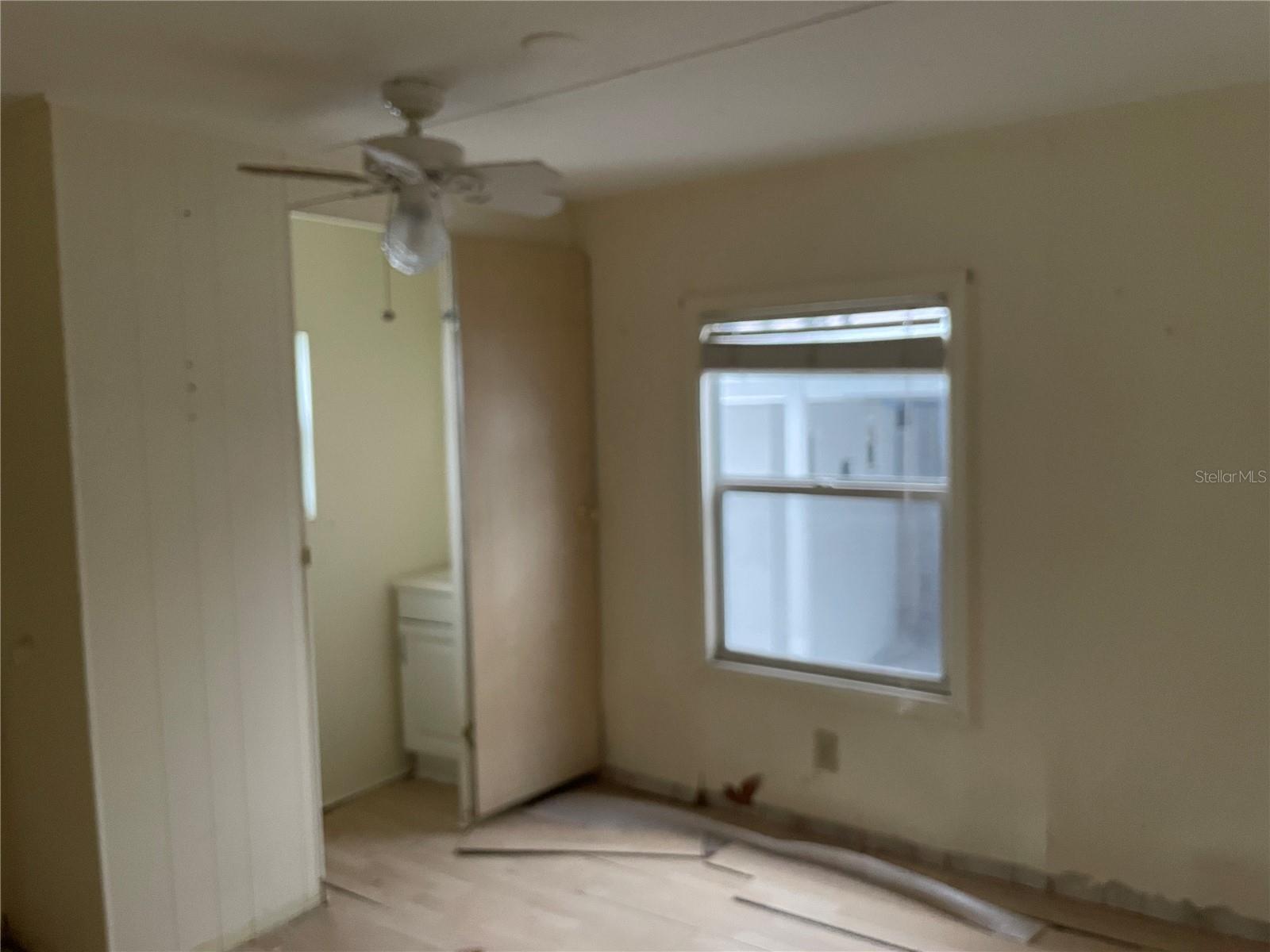 TWIN SHORES MOBILE HOME - Residential