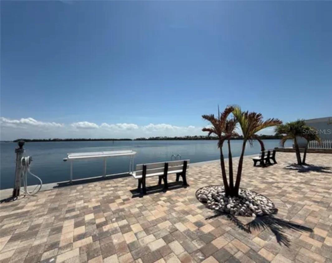 TWIN SHORES MOBILE HOME - Residential