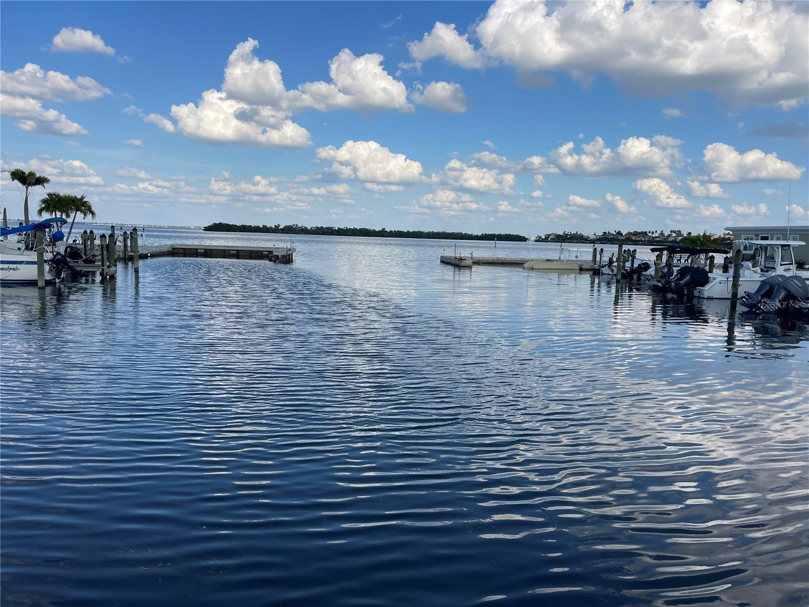 TWIN SHORES MOBILE HOME - Residential