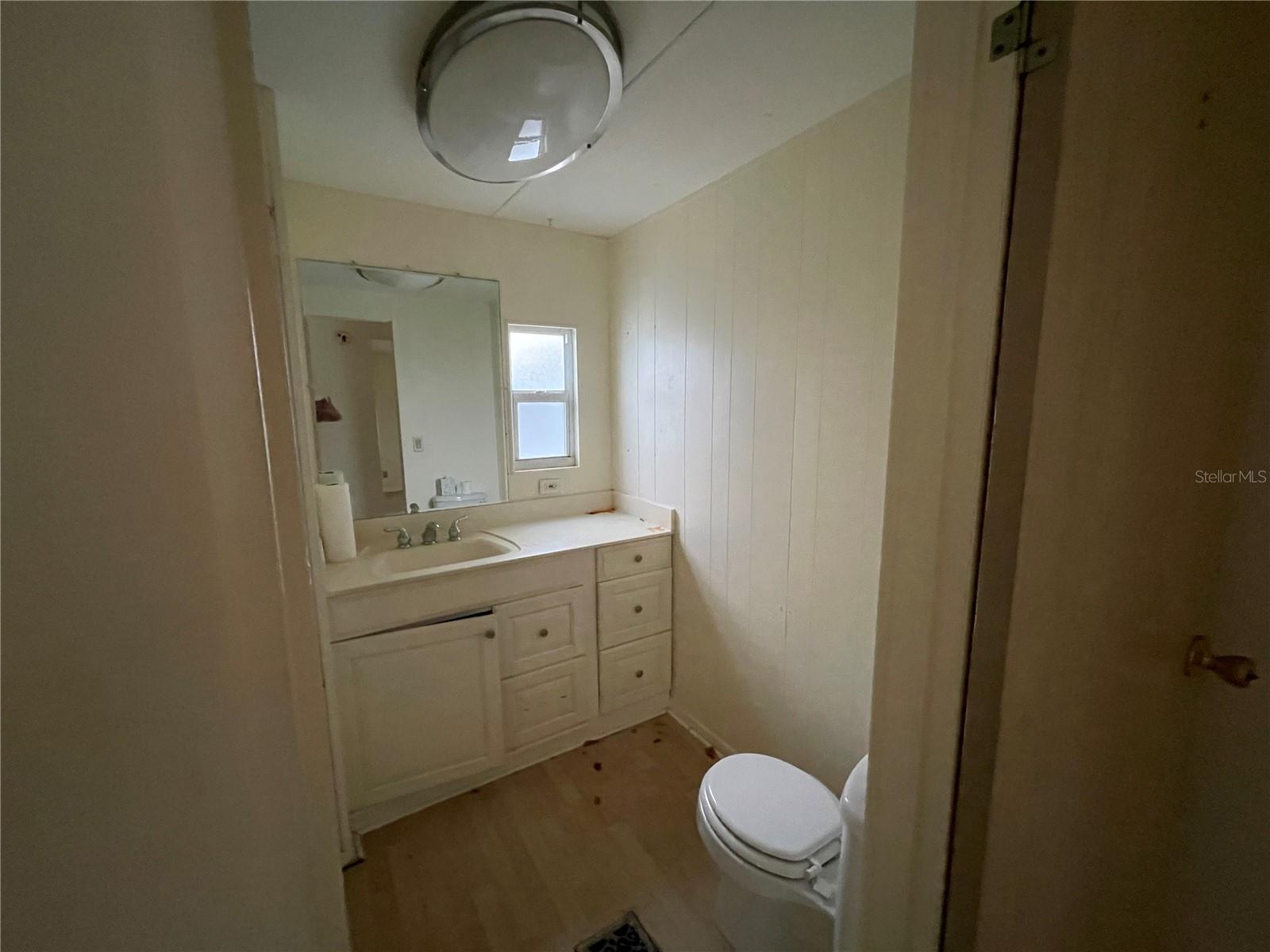 TWIN SHORES MOBILE HOME - Residential