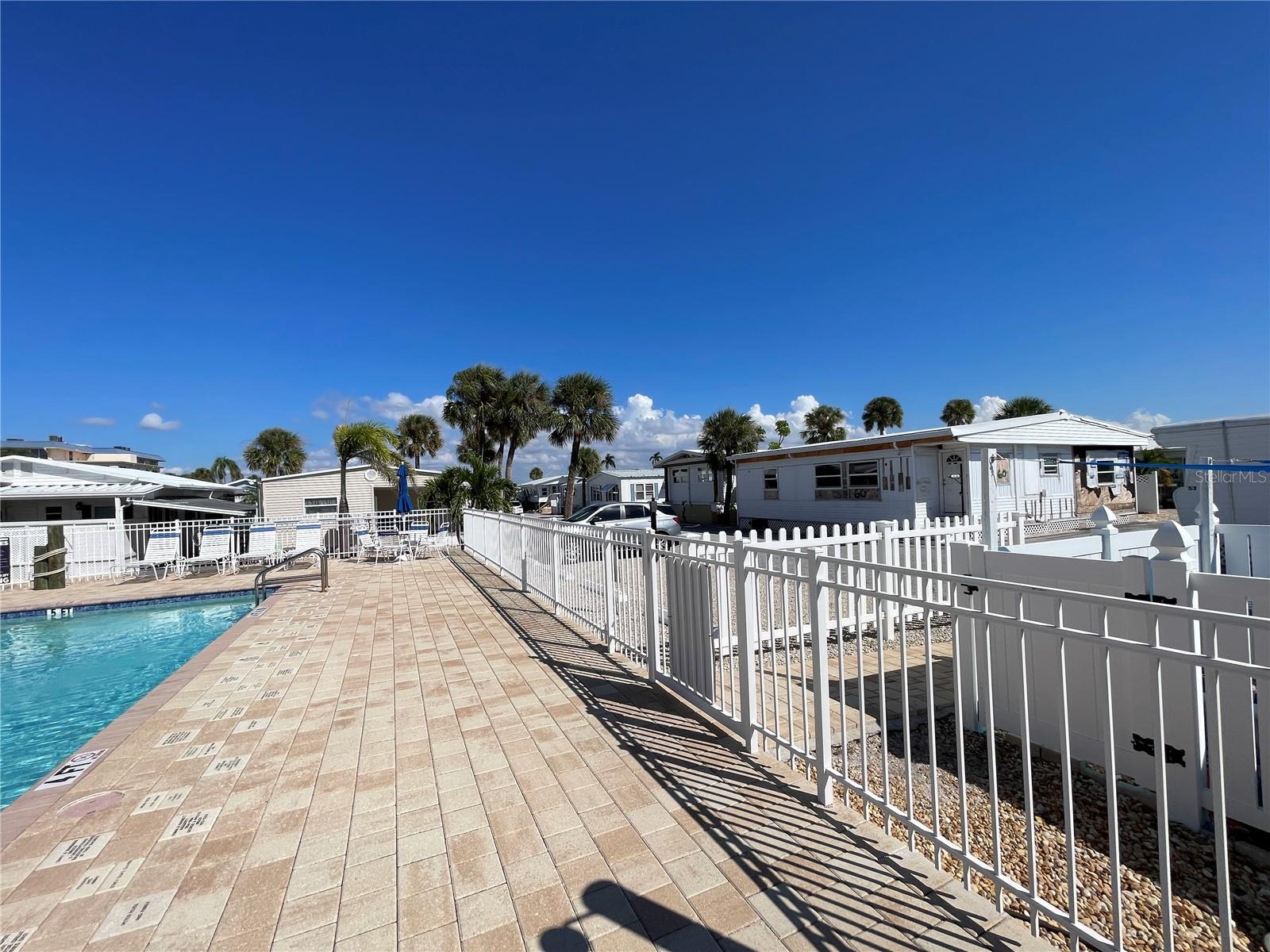 TWIN SHORES MOBILE HOME - Residential