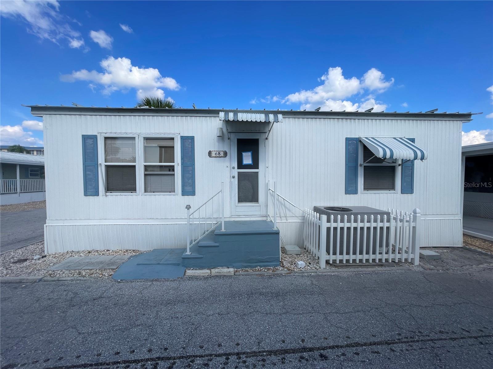 TWIN SHORES MOBILE HOME - Residential