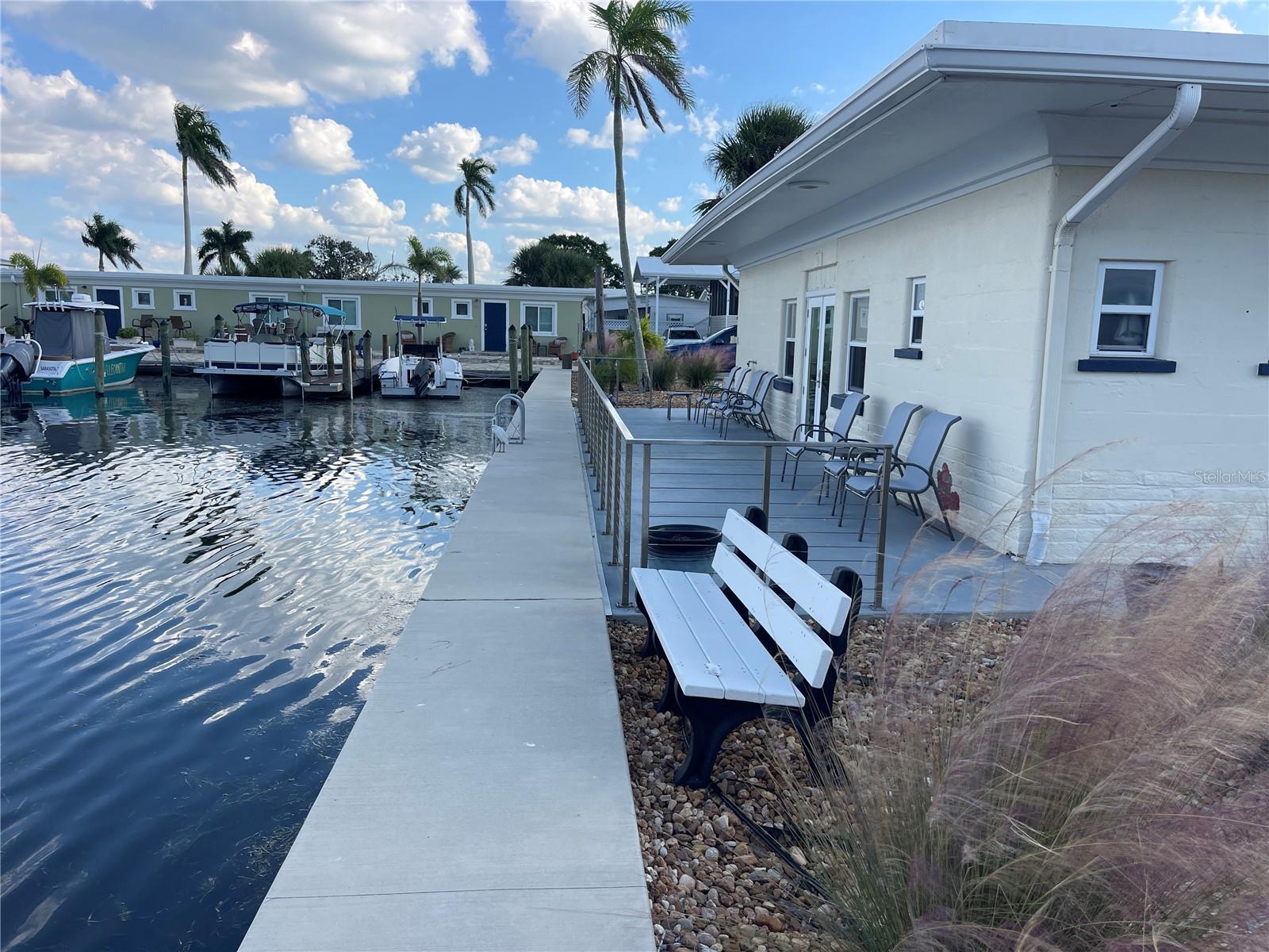 TWIN SHORES MOBILE HOME - Residential