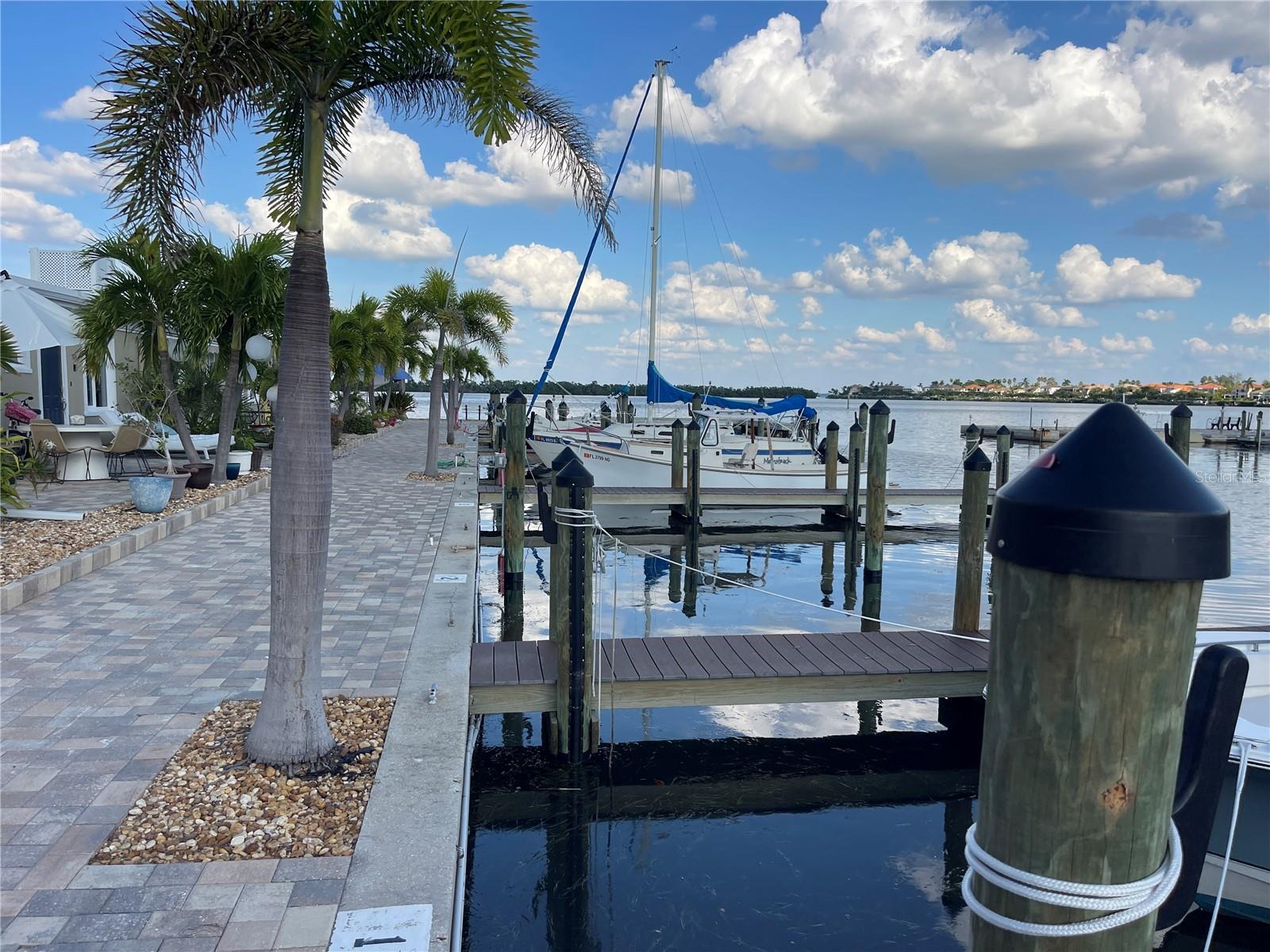 TWIN SHORES MOBILE HOME - Residential