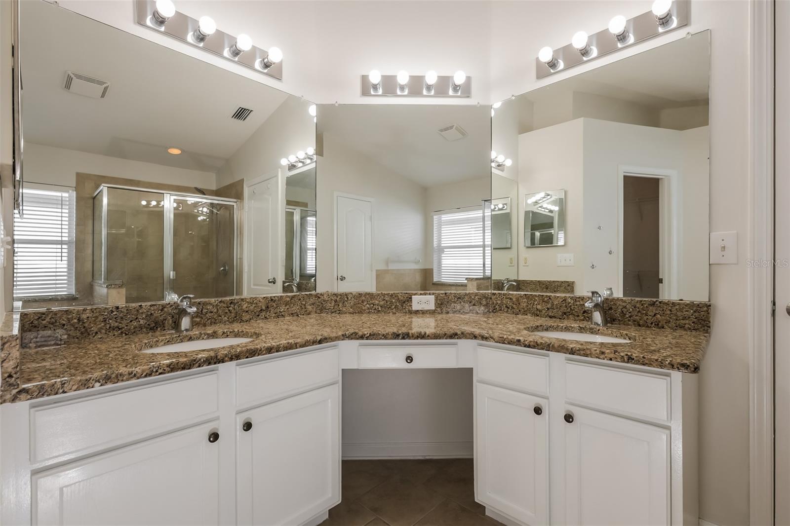 LEXINGTON OAKS - Residential