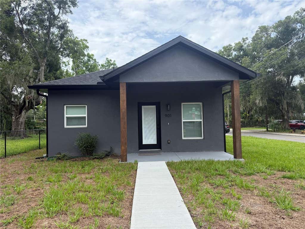 Photo of 901 E Warren Street, Plant City, FL 33563 (MLS # J1003119)