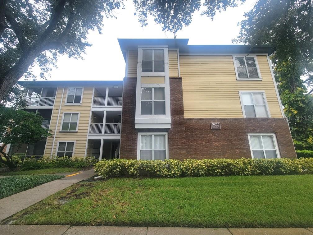 Don't miss this updated 1 Bed/1 Bath Condo in the highly sought after gated community of The Landings of Tampa.
This third-floor unit offers stunning pond views from the private back porch and has been freshly updated with brand new carpet throughout. The open-concept living, dining, and kitchen area creates a bright and welcoming space. The modern kitchen features updated finishes, appliances (stove, refrigerator, and dishwasher), plus a convenient sit-up bar. The spacious bedroom boasts two closets, including a large walk-in, and the in-unit laundry closet comes complete with washer and dryer. Trash and lawn care are included!
The amenities in this community are beautiful! A waterfront resort style pool and clubhouse with a fitness center. A sand volleyball court, tennis courts, picnic tables, and pet parks all in walking distance.
Located close to Dale Mabry and the Suncoast makes for easy access to malls, airports, sporting events, Bush gardens/adventure island and so much more!
Pet Friendly- up to 2 pets. Breed restrictions apply.