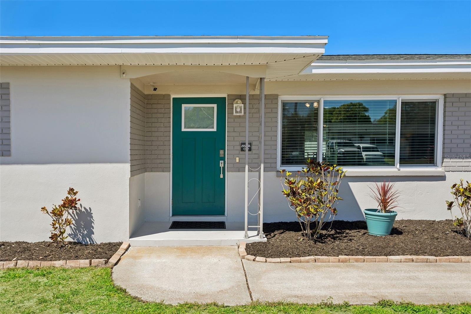 1475 CANTERBURY DRIVE