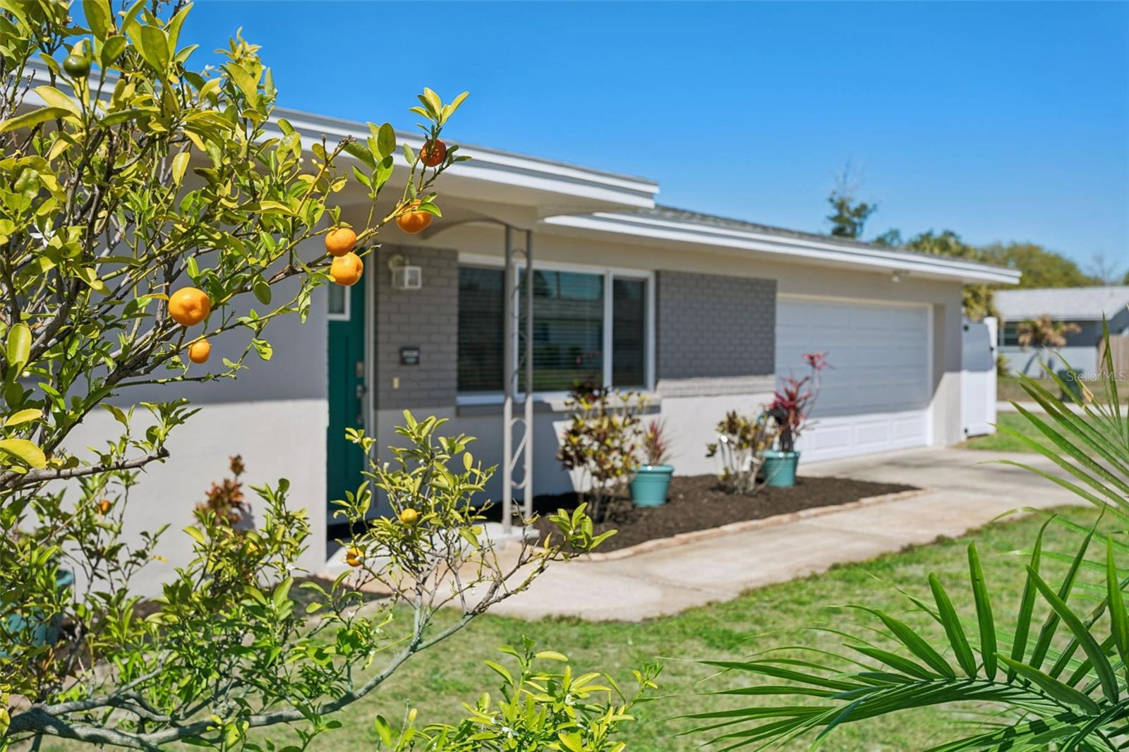 1475 CANTERBURY DRIVE