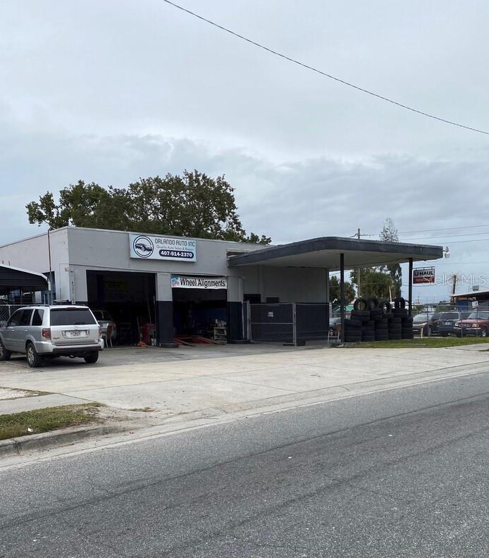 Pleased to present this stand-alone C3 zoned building for sale, sitting on 0.66 acres. Located on a great corner, with a lot of visibility!! Approved Commercial C3
Office, Commercial, Automotive USE!!