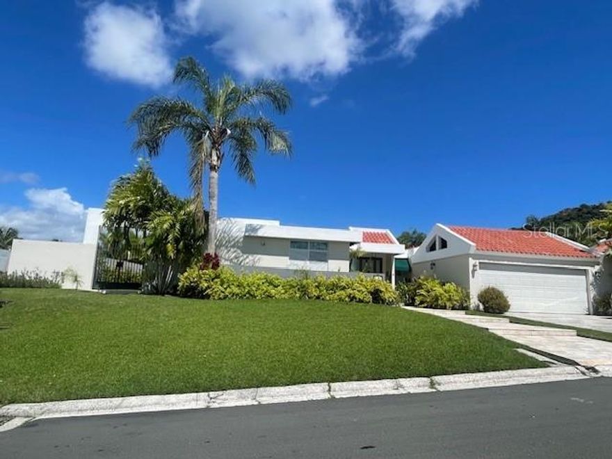 Impressive corner residence located in an exclusive and quiet cul-de-sac, designed to provide spaciousness, privacy, and comfort in every area. With approx. 2,660sf of construction on a generous 1,305sm lot, the property features 4 bedrooms and 2.5 bathrooms, ideal for the whole family. It includes appliances, a 20K generator with automatic transfer switch, a 600-gallon water cistern, a solar water heater, and an ADT security system, providing efficiency, backup power, and peace of mind. An excellent opportunity to live in comfort and security in a privileged setting.