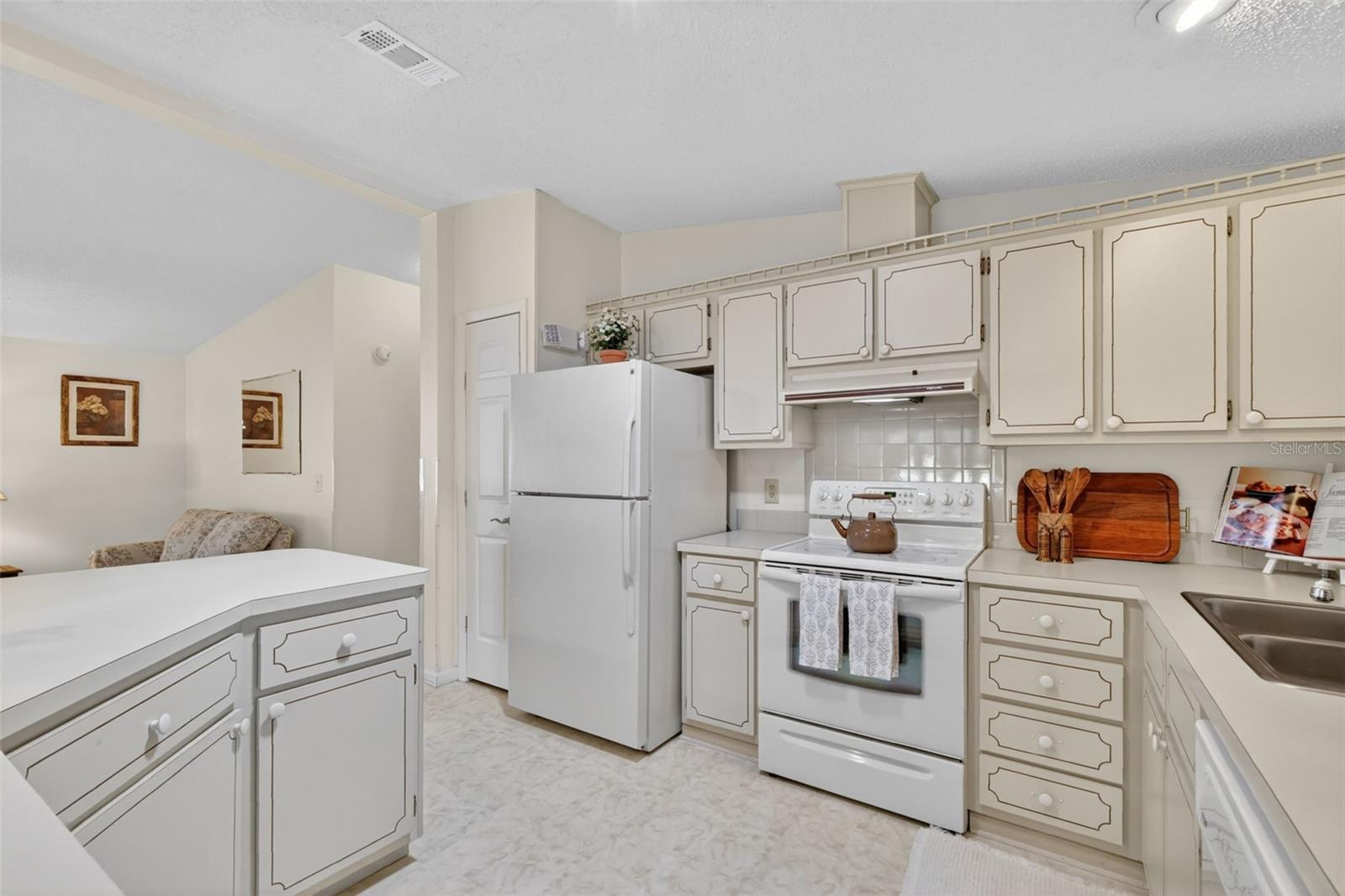 LADY LAKE ORANGE BLOSSOM GARDENS UNIT 12 - Residential