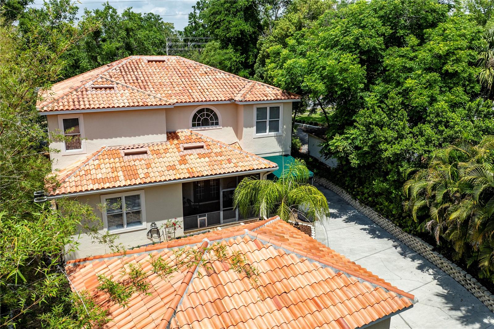 1196 LAKESHORE DRIVE