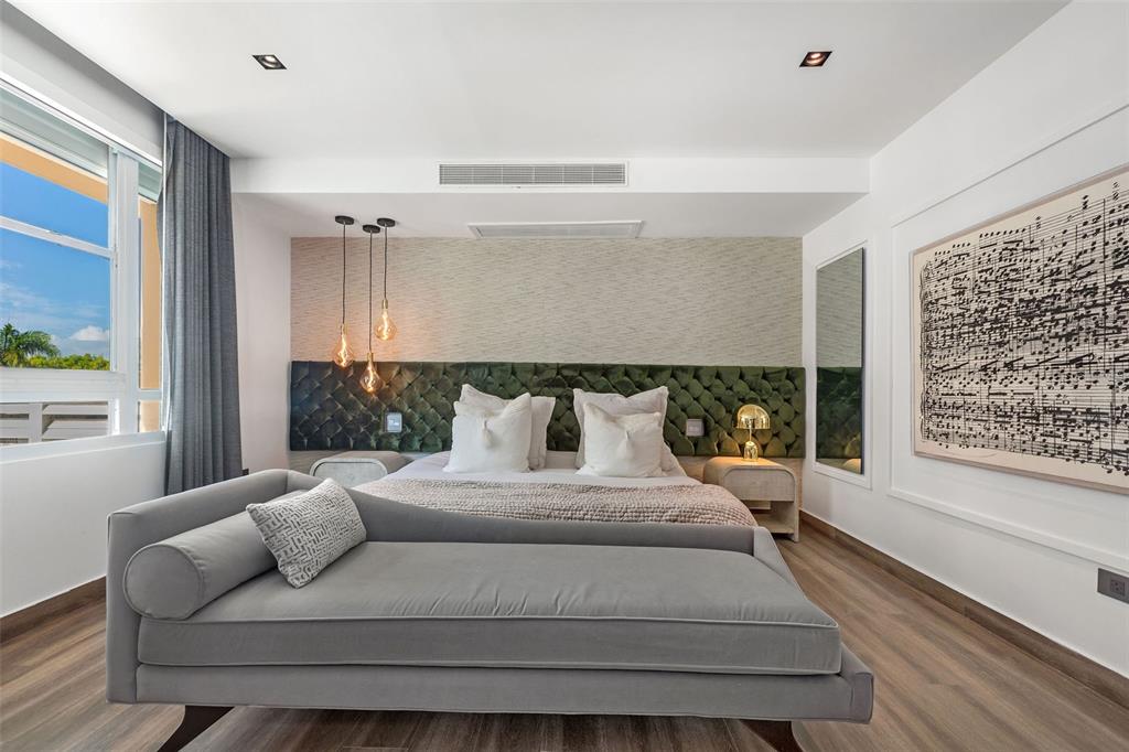 CARRION COURT PLAZA - Residential