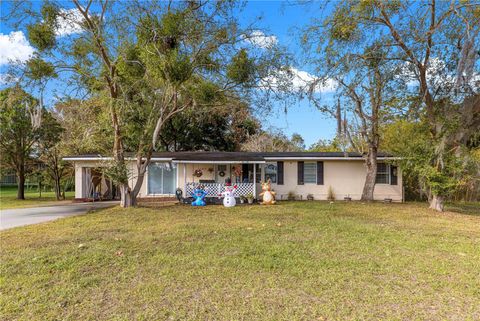 Photo of 11820 SE 92nd Terrace, Belleview, FL 34420 (MLS # OM715014)