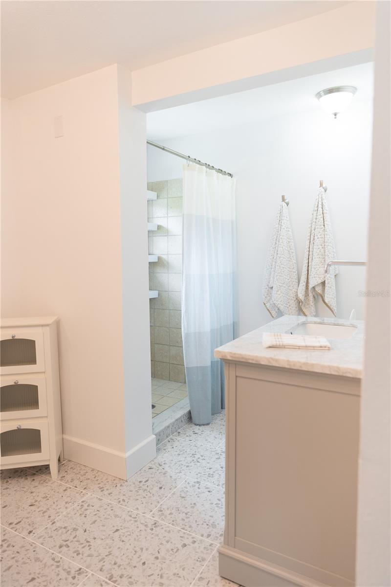 TROPICAL SHORES - Residential