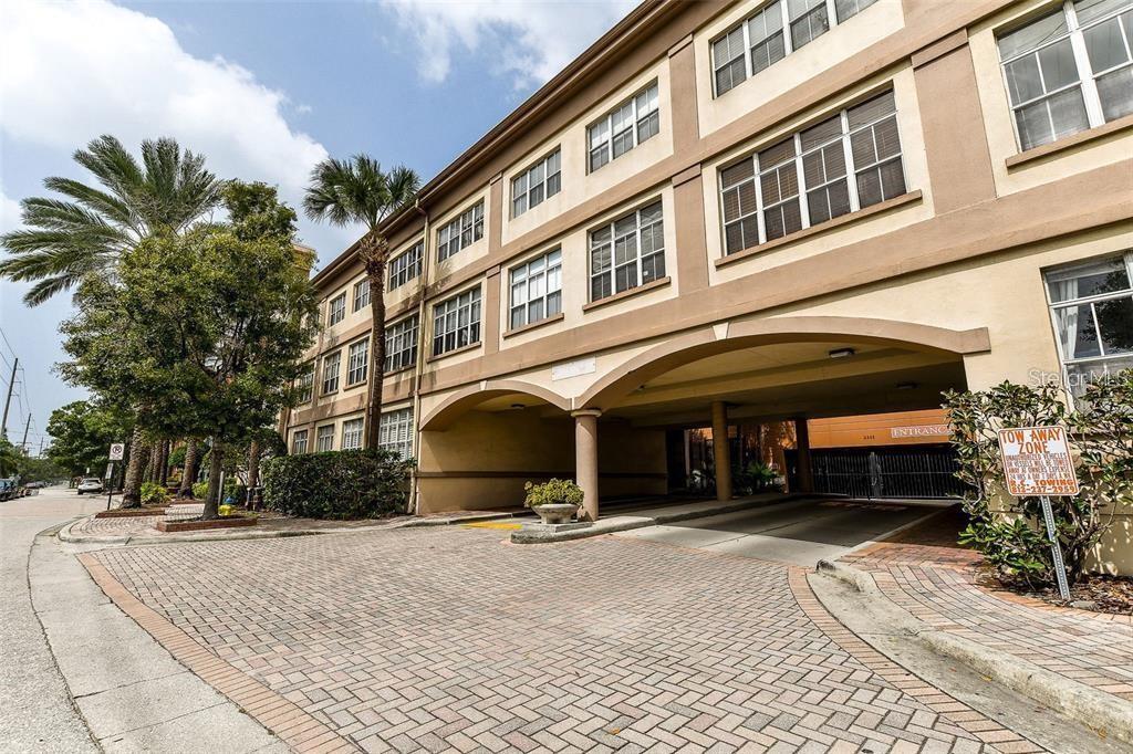 Live in one of Tampa’s most desirable neighborhoods with this beautifully updated 1-bedroom, 1-bath condo just steps from the best bars, restaurants, and cafes in SoHo. Inside, you'll find a modern kitchen with sleek countertops and stainless steel appliances, along with a recently renovated bathroom featuring contemporary finishes. Enjoy the convenience of in-unit laundry and a Juliette balcony.
The building offers resort-style amenities including a large pool, hot tub, and a secure parking garage—all just minutes from Hyde Park, Bayshore Blvd, and downtown Tampa.