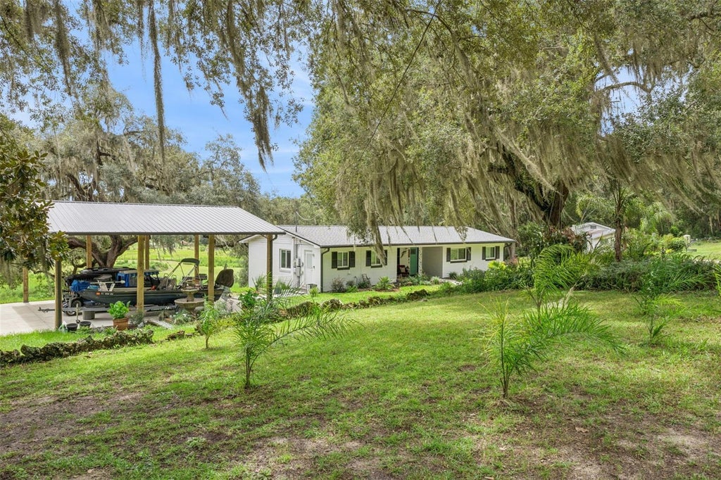 Photo of 1476 Spring Lake Road, Fruitland Park, FL 34731 (MLS # G5117362)