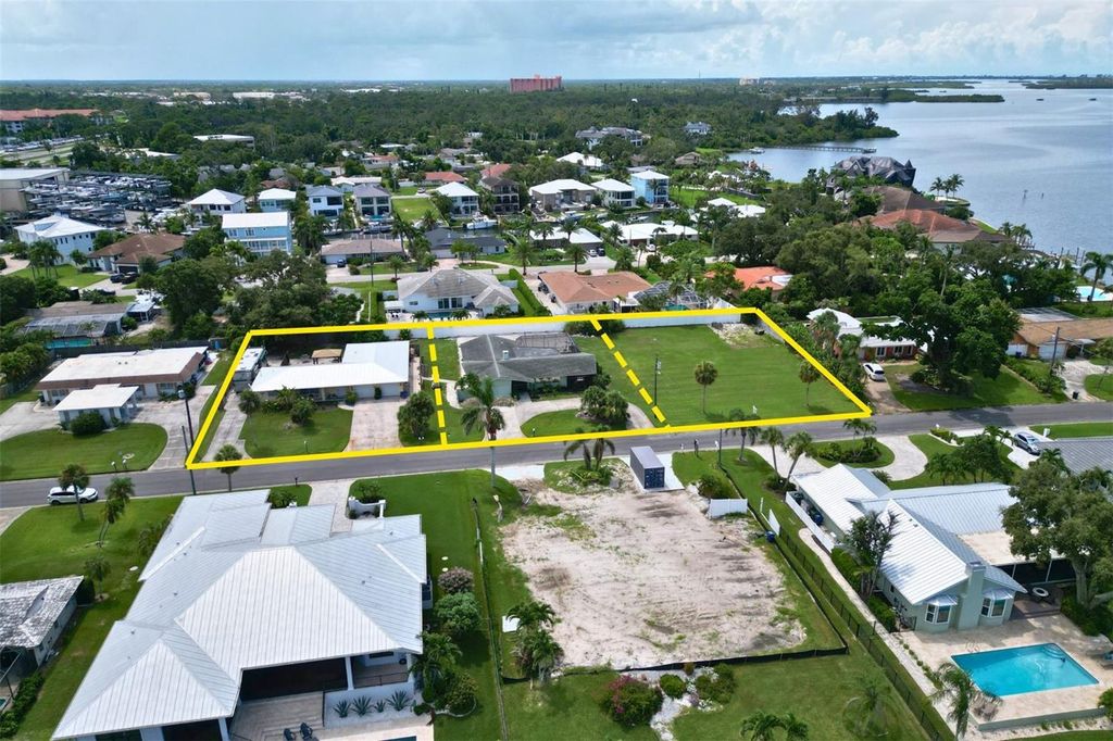 Photo of 1848 Southpointe Drive, Sarasota, FL 34231 (MLS # A4660320)