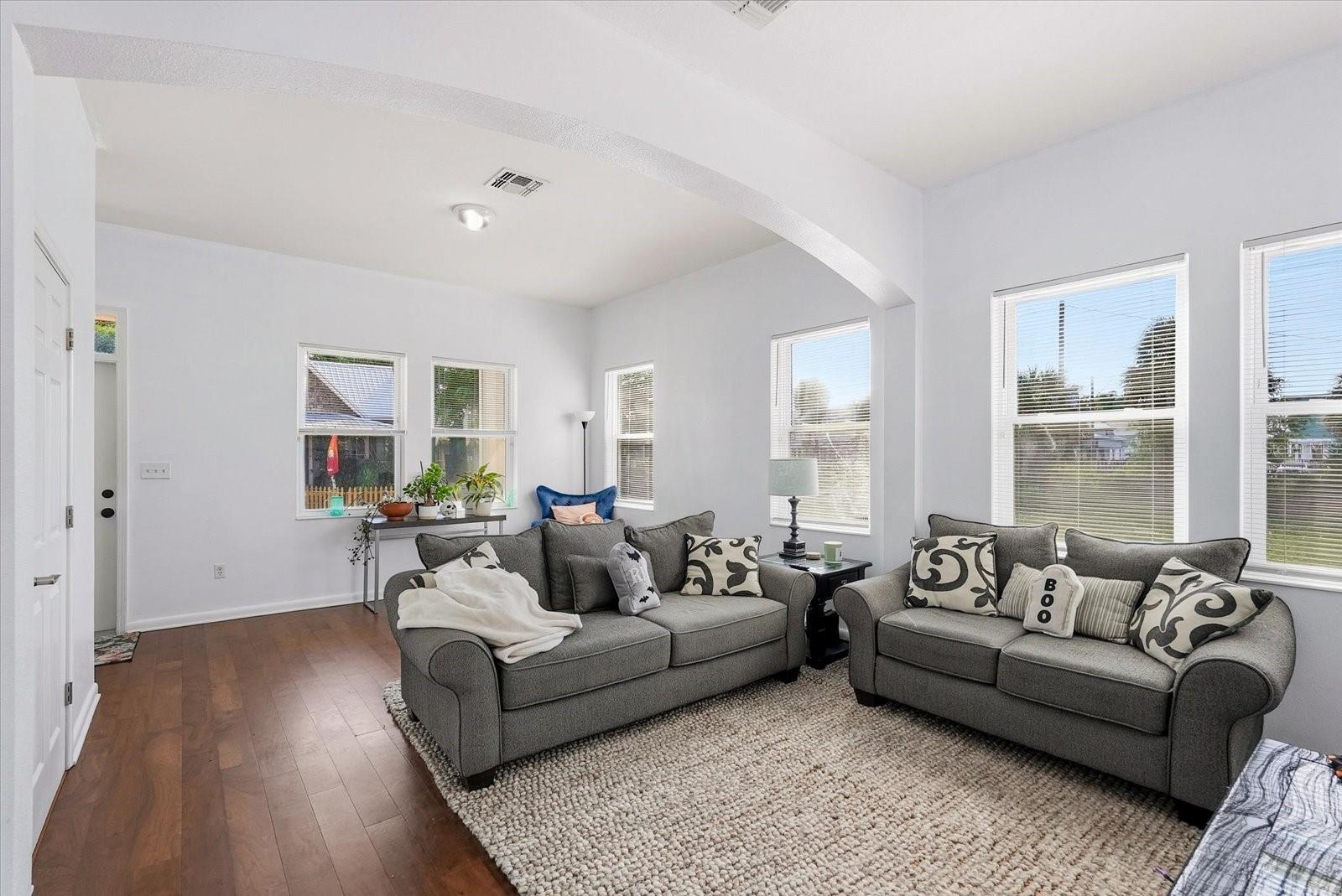 GIUSTOS TWNHMS - Residential