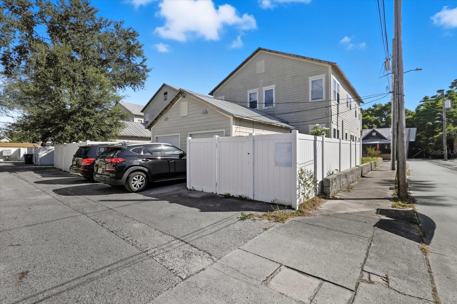 GIUSTOS TWNHMS - Residential