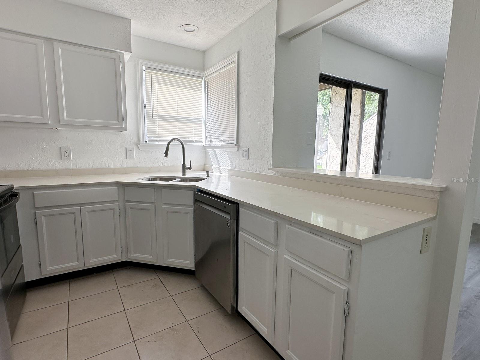 PARKVIEW VILLAGE CONDO BLDG 2929 - Residential Lease
