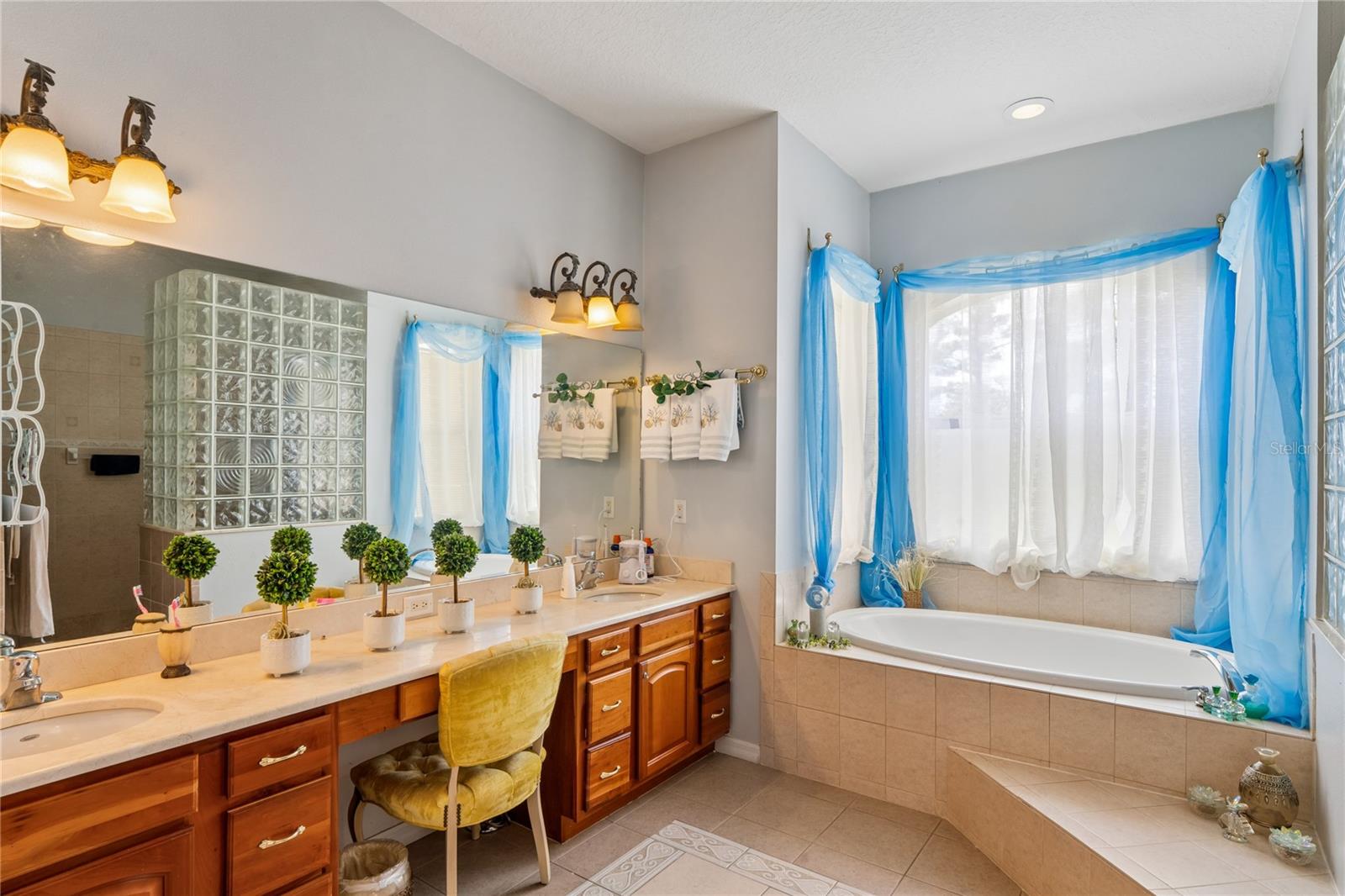 ROYAL HIGHLANDS - Residential