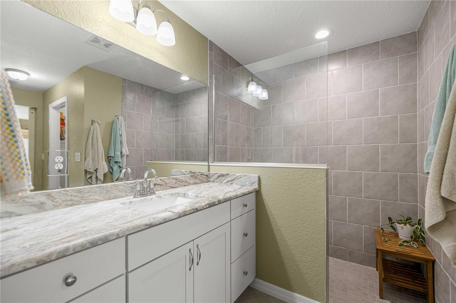 RAINBOW LAKES ESTATE - Residential