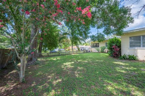 A home in LAKELAND