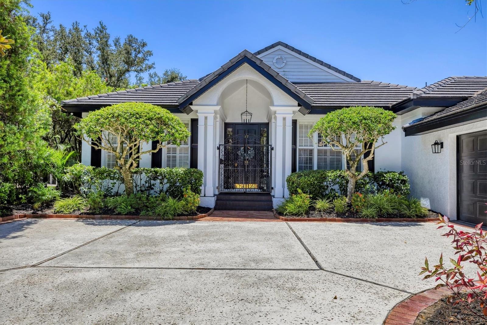 BISHOPS COURT AT OAKS PRESERVE - Residential